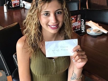 Phục vụ bữa ăn 20 USD, nữ bồi bàn Mỹ được bo 1.200 USD