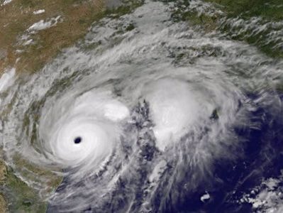 Bão mạnh nhất trong 12 năm, Tổng thống Trump thông qua tuyên bố thảm họa