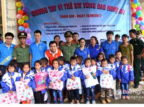 Tặng gần 100 triệu cho bản nghèo xã biên giới Kỳ Sơn