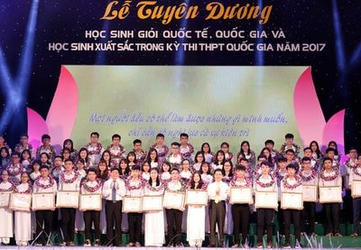 Tuyên dương 140 học sinh Nghệ An đạt thành tích cao năm học 2016-2017