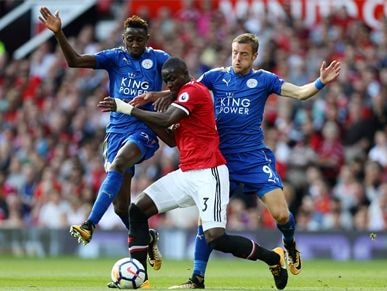 Man Utd giữ đỉnh bảng nhờ tài xoay chuyển của Mourinho