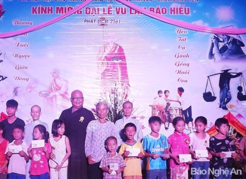 Nhà chùa Đông Yên trao 40 phần quà cho học sinh nghèo