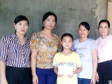 Trao tiền hỗ trợ bệnh nhân nhiễm khuẩn "ăn thịt người"