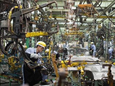 Vì sao ô tô lắp ráp tại Việt Nam giá cao, chất lượng thấp?