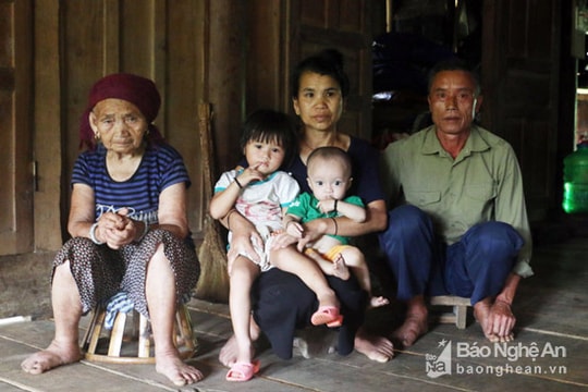 Cảnh côi cút của hai đứa trẻ mồ côi bố vì tai nạn giao thông