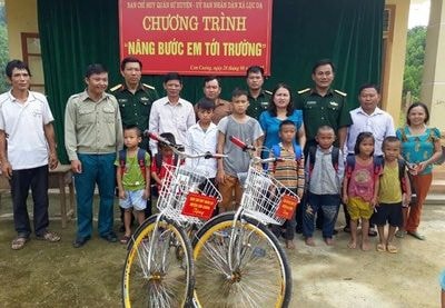 Tặng xe đạp cho học sinh Đan Lai nghèo, vượt khó