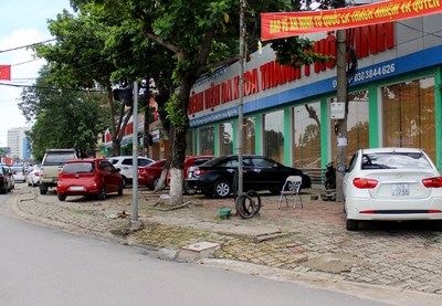 Khi vắng bóng lực lượng chức năng, vỉa hè thành Vinh lại bị tái chiếm