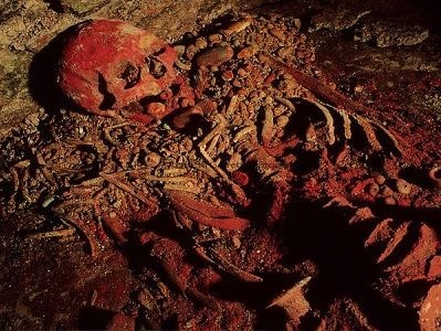 Phát hiện bộ xương 'Nữ hoàng Đỏ' của người Maya