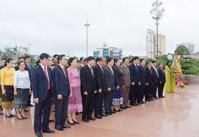 Đoàn đại biểu Nghệ An và Lào dâng hoa tại Quảng trường Hồ Chí Minh