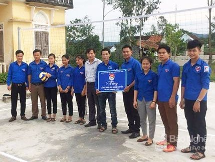 Tặng sân bóng chuyền cho chi đoàn vùng giáo