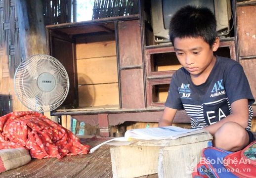Cậu bé nghèo côi cút hiếu học ở bản Thái