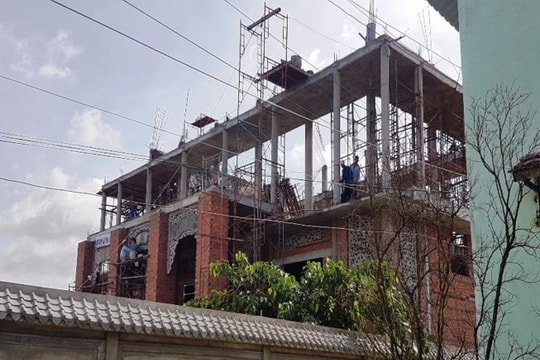 Sập công trình đang thi công, 8 người bị thương