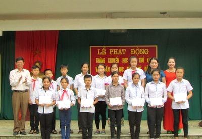 Trao 16 suất học bổng cho học sinh nghèo vượt khó