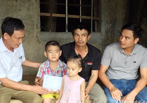 Trao tiền hỗ trợ cho bệnh nhi bị u não ở Nghĩa Đàn