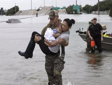 Ảnh đặc nhiệm Mỹ bế mẹ con gốc Việt thành biểu tượng trong bão Harvey