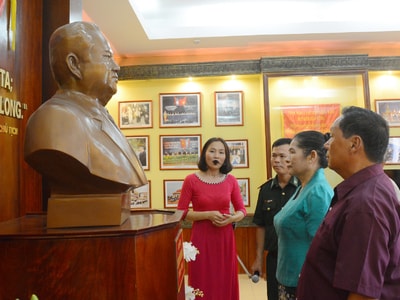 Đại biểu Lào thăm phòng trưng bày về Chủ tịch Cay-xỏn Phôm-vi-hản tại Nghệ An