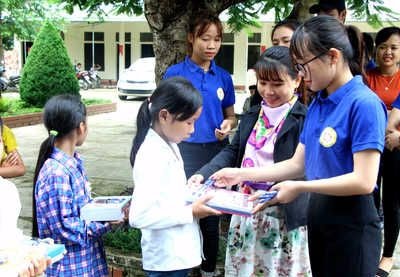 Trao tặng xe lăn cùng hơn 300 sách vở cho người khuyết tật, học sinh nghèo miền núi