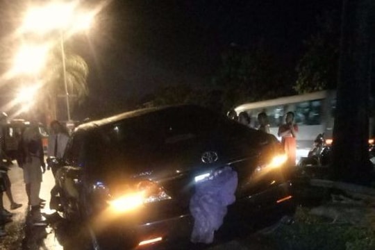 Xe Camry lao lên dải phân cách đâm gãy cột đèn trên đại lộ Lê Nin