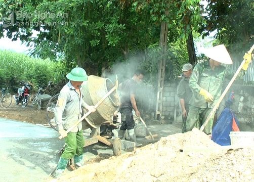 Nghĩa Đàn cấp gần 2000 tấn xi măng làm đường nông thôn mới