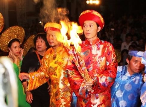 Hoài Linh đi hầu đồng