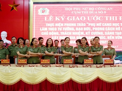 Phụ nữ Công an Cụm thi đua số 5 ký giao ước thi đua