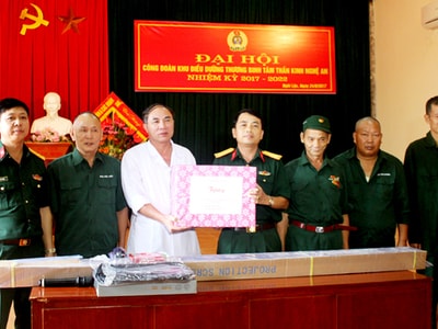 Quân khu 4 tặng quà Khu điều dưỡng thương binh tâm thần kinh Nghệ An