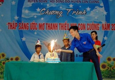 Tổ chức sinh nhật cho học sinh nghèo trong chương trình 'Thắp sáng ước mơ'