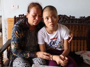 Mẹ đơn thân nuôi con gái bị ung thư tủy sống