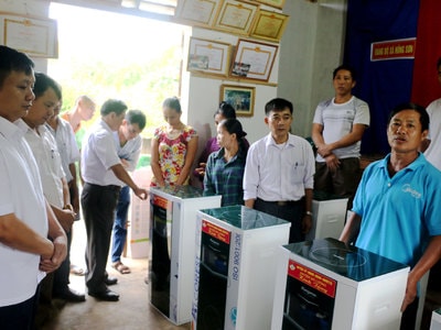 Đô Lương tặng máy lọc nước cho 10 hộ dân sống trong vùng bãi rác