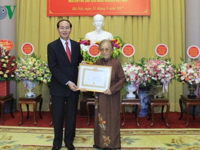 Chủ tịch nước trao huy hiệu 70 năm tuổi Đảng cho bà Nguyễn Thị Bình