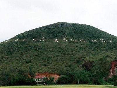 Dòng chữ ca ngợi Hồ Chủ tịch trên núi ở Nghệ An