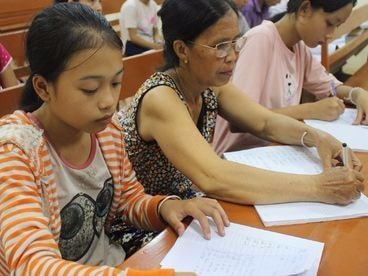 Cụ ông, cụ bà say sưa học chữ cùng con trẻ