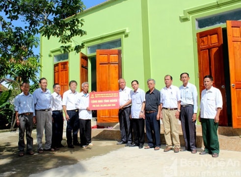 Hội Doanh nghiệp CCB tỉnh trao hỗ trợ xây nhà cho gia đình nghèo