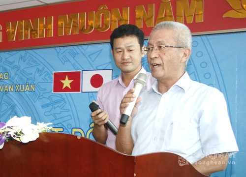 Hiệu trưởng, cố vấn Nhật Bản trường Đại học Công nghệ Vạn Xuân đối thoại với tân sinh viên