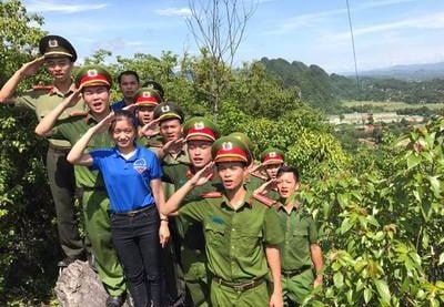 Thượng cờ trên đỉnh núi mừng Quốc khánh