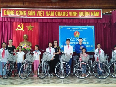 Hội đồng đội huyện Đô Lương trao 10 xe đạp cho học sinh nghèo
