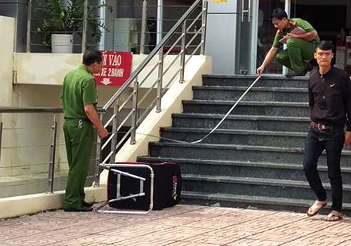 Kẻ cướp ngân hàng đâm xe học sinh trên đường tẩu thoát