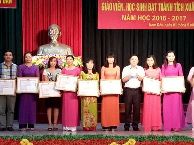 Nam Đàn khen thưởng hơn 50 triệu đồng cho giáo viên và học sinh xuất sắc