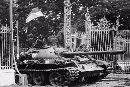 Tường tận xe tăng húc đổ cổng Dinh Độc Lập vào ngày 30/4/1975