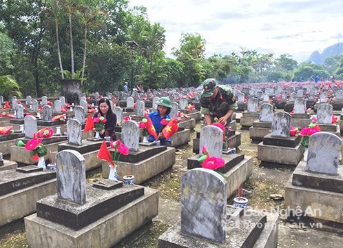 Gắn hoa, cắm cờ cho 11.500 ngôi mộ tại Nghĩa trang liệt sỹ Việt – Lào