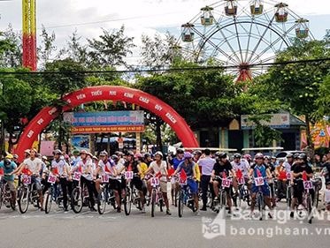 Cửa Lò tổ chức giải đua xe đạp đôi