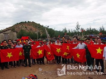 Tặng 500 cờ Tổ quốc cho ngư dân huyện Nghi Lộc