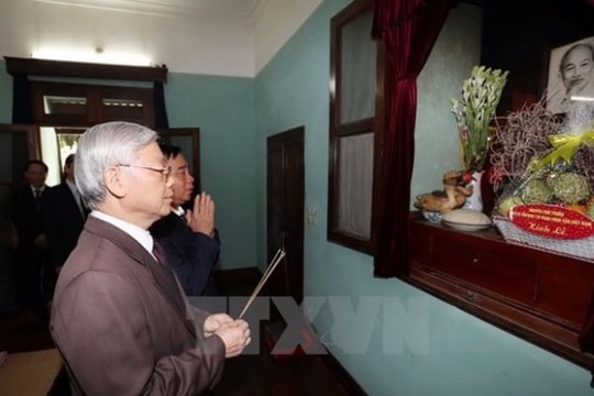Tổng Bí thư Nguyễn Phú Trọng dâng hương tưởng niệm Bác Hồ