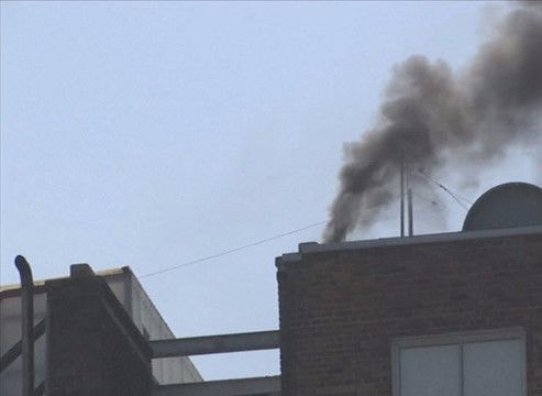 Khói đen bốc lên từ lãnh sự quán Nga bị Mỹ yêu cầu đóng cửa