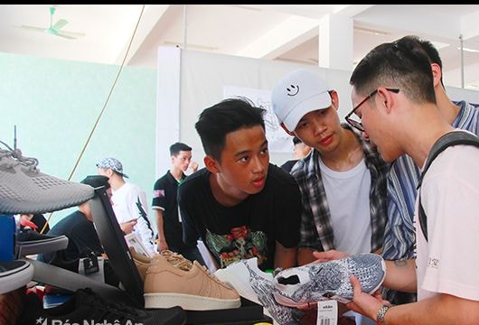 Hàng trăm bạn trẻ thành Vinh hào hứng với chương trình Off Sneaker