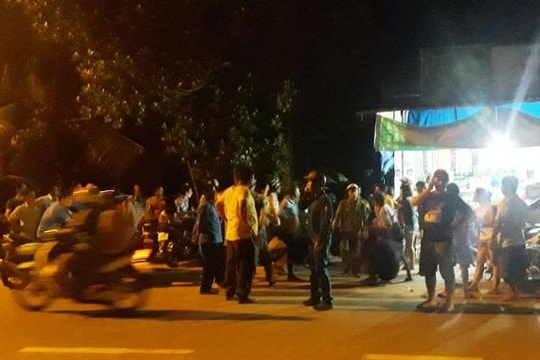 Bị nhắc do quá ồn ào, nhóm thanh niên đánh lại công an