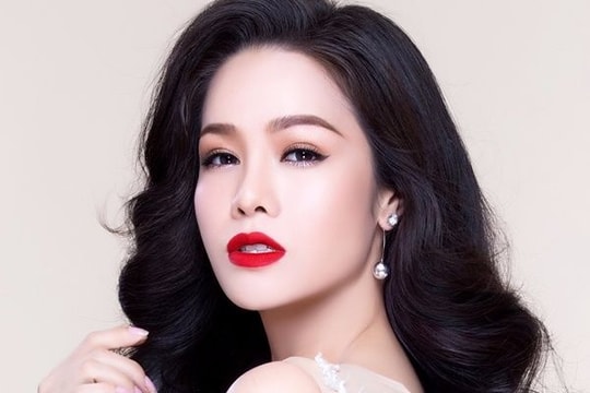 Nhật Kim Anh khoe dáng với đầm dạ hội cúp ngực