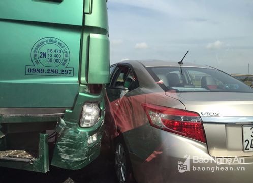 Rẽ không xi nhan, xe con bị xe tải đâm văng sang đường