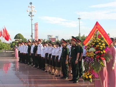 Đoàn Văn công Quân đội Lào tưởng niệm Chủ tịch Hồ Chí Minh