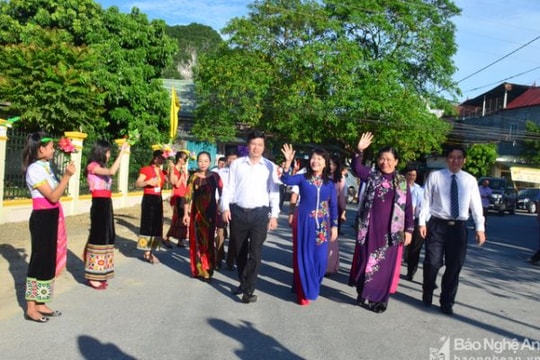 Phó Chủ tịch Thường trực Quốc hội và Bí thư Tỉnh ủy dự khai giảng tại Con Cuông